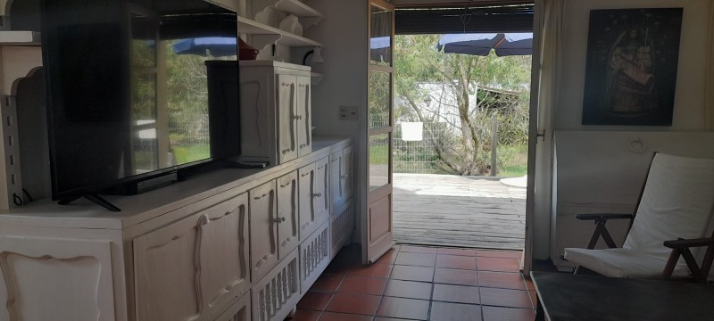 Disfrute del bosque a sólo dos cuadras de la calle principal, Casa en alquiler sobre La Barra.